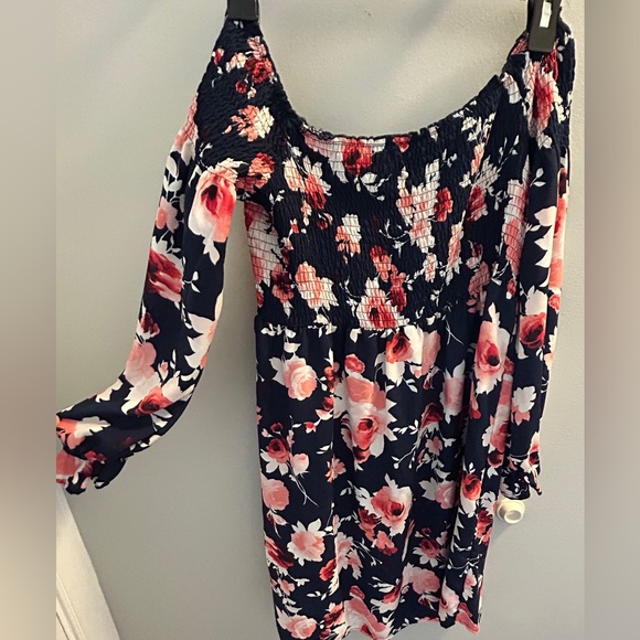 Ruched off-shoulder dress - Picture 3 of 4